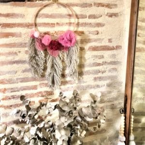 couronne en macrame et pompons roses 1