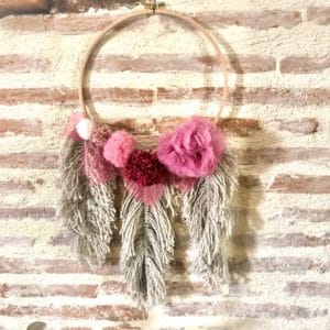 couronne en macrame et pompons roses 2