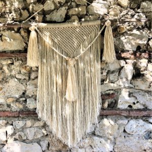 grand macrame trois pompons 1