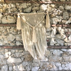 grand macrame trois pompons 2