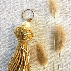 grand porte cle pompom blanc 2