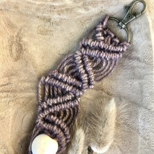 porte cle macrame violet 2